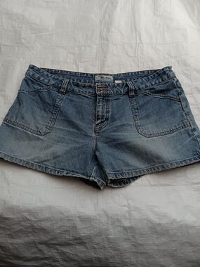 Old Navy - brand women's light blue  denim jean shorts with front patch pockets
